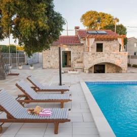 Family friendly house with a swimming pool Primosten Burnji, Primosten - 21068, Hotel in Primošten