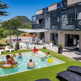 DANDELION GITE SPA Gorges du Tarn piscine jacuzzi rivière vue exceptionnelle villa nature design, hotel in Mostuéjouls