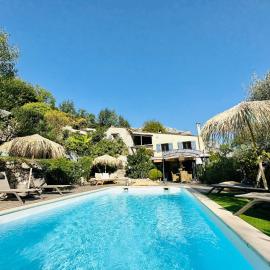 Domaine Les Deux Roches、Le Bar-sur-Loupのホテル