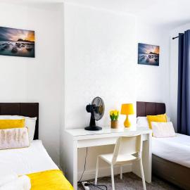 Beautiful 2 Bedroom House - Free Parking - LT House