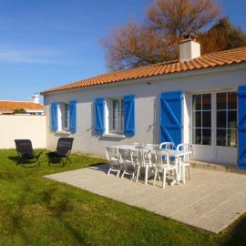 Maison lumineuse avec jardin clos, à 400m de la plage, pour 8 personnes, secteur calme - FR-1-224B-22, hotel v destinácii LʼÉpine