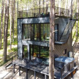Premium Forest Bungalow with HOT TUB, hotel a Ažuluokesa