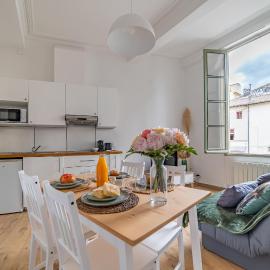 Un pied à terre avec terrasse à la Cathédrale - Une Nuit à Nîmes