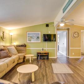 Beachy Lewes Home w/ Outdoor Shower & Fire Pit!: Long Neck şehrinde bir otel