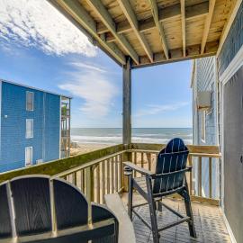 Family Beach Retreat in N Topsail: Steps to Shore!, hotel in North Topsail Beach