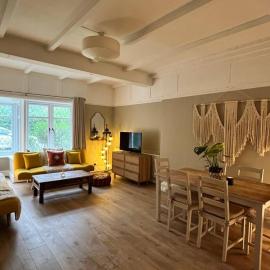 Beautiful flat sleeps 4 in Taplow Maidenhead Near Windsor and Ascot racecourses Near Legoland、タプロウのホテル