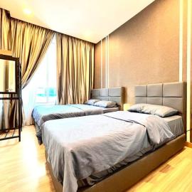 Grand Suite @ The Wave Residence-Cozy 2-BR Retreat: AC, Street Views & Games