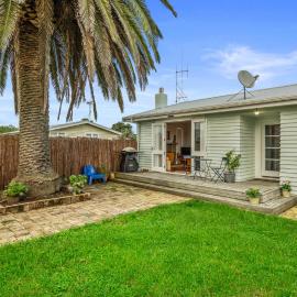 The Remodelling Room - Mount Maunganui Cottage, Hotel in Matapihi