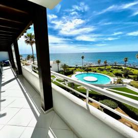 Playa Miraflores - Sea Front Apartment, hotel in Mijas Costa