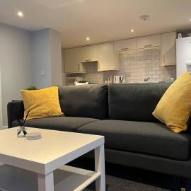 Stylish 1 Bedroom, 2 bed Basement Flat With Free Parking