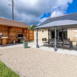 Gîte de groupe avec salle de jeux, jardin 4000m², proche forêt de Chandelais et Zoo de la Flèche - FR-1-622-56, hotel i Baugé-en-Anjou