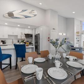 Searenity Suite- Peekaboo Ocean view 1 min walk to Beach, хотел в Хънтингтън Бийч