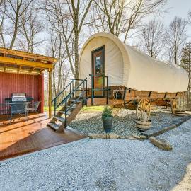Ultimate Covered Wagon Pioneers Paradise, Hotel in Brownsville