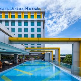 Grand Artos Hotel & Convention, hotelli kohteessa Magelang