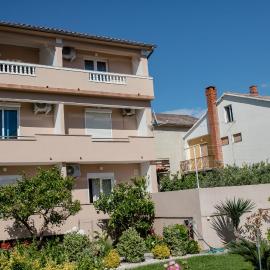 Apartments Luka، فندق في راب