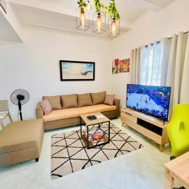 Awesome 2 bedrooms, living & dining area: General Trias şehrinde bir otel