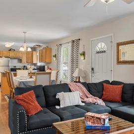 Modern Bungalow Home with Mid-Century Flair, hotel i Springfield