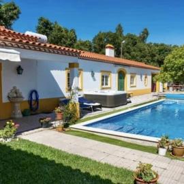 Farmhouse Sleeps 8 with Pool & Horses, hotel u gradu 'Alcobaça'