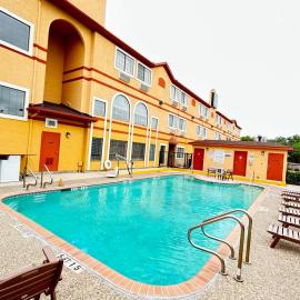 Quality Suites San Antonio Brooks City Base, hotel di San Antonio