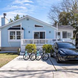 Walk to the Beach at the Blue House! EV Cgr, Pets!