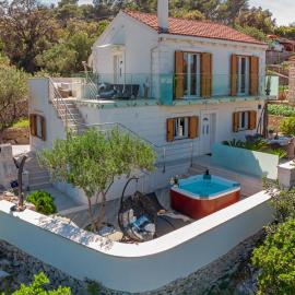 Uniquely designed Villa Ivana with outdoor Jacuzzi nearby the pebble Banje beach at the Island of Solta, Hotel in Rogač