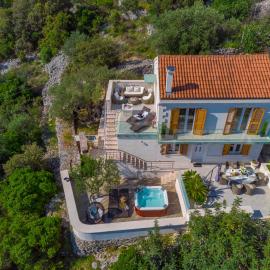 Uniquely designed Villa Ivana with outdoor Jacuzzi nearby the pebble Banje beach at the Island of Solta, hotel em Rogač