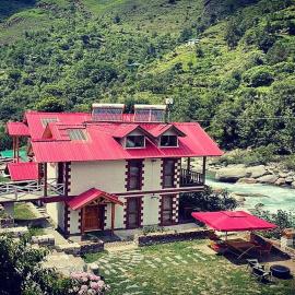 Offbeat Abodes - Tirthan Valley, hotel in Banjār
