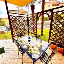 Trilo Limone - con giardino a due passi dal mare, hotel v destinácii Marcelli