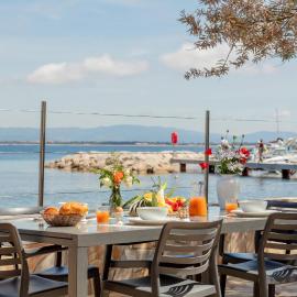 Le Cigalou, authentique cabanon de pêcheur en bord de mer avec sa terrasse spacieuse et aménagée