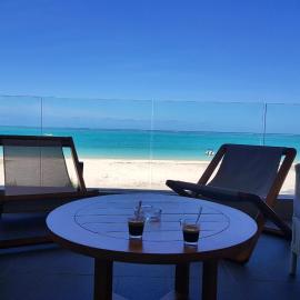 Summer Breeze - Beachfront - 3 Bedrooms Suite, hotel in Pointe d'Esny