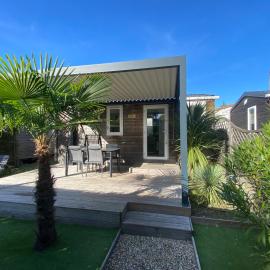 Cottage Prémium 24m2 - Camping Les Ecureuils: Arès şehrinde bir otel