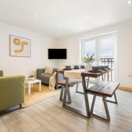 Spacious, newly renovated, three bedroom TOWN CENTRE duplex apartment with free parking, sleeps seven - Walking distance to beach