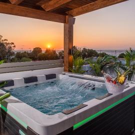 ODYSSEA Top View & Hot Jacuzzi Front Beach, хотел в Кремасти
