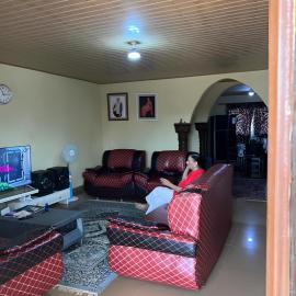 Yogi Guesthouse Most Affordable, Decent and Nearest accommodation near Airport with Wifi and hot showers, hotel em Freetown
