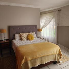 Guesthouse 71 Chalet 1 bedroom, Hotel in Boksburg