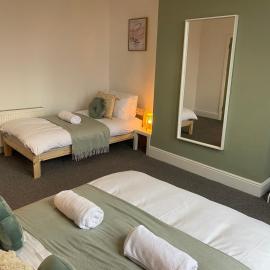 Overhill 3 bedroom flat 5 beds, free parking, ideal for Contractors