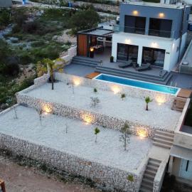 Golden residence with heated pool, hotel i Vinišće