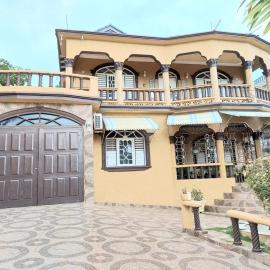Cambridge mi casa ur casa with pool and beach access, hotel di Runaway Bay