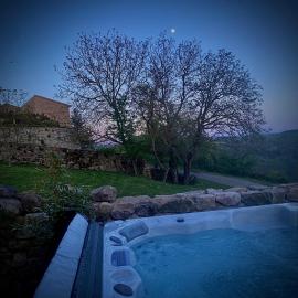 Maisonnette jardin jacuzzi au cœur de Chambles