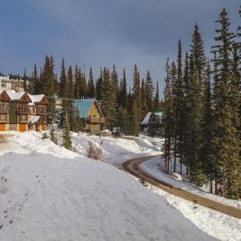 The Ridge Ski-In Ski-Out Condo with Free Parking, hotel u gradu Big White