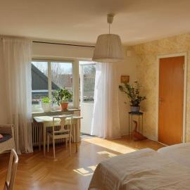 Egen ovanvåning i charmig villa nära havet, hotel in Ystad