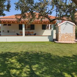 House Petar by sea