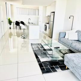 Modern 2 bedroom & 2 bathroom apartment with stunning Sydney CBD & Skyline Views!, hotel i Liverpool