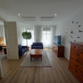 Korvin One Apartman, hotel u gradu Papa