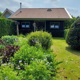 Fully equipped private guesthouse for up to 4 guests, quiet countryside location, only 30 minutes from Rotterdam, free parking, WiFi and large garden, ξενοδοχείο σε Klaaswaal
