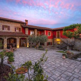 TouristFarm - apartments "RED FAIRYTALE", hótel í Marezige