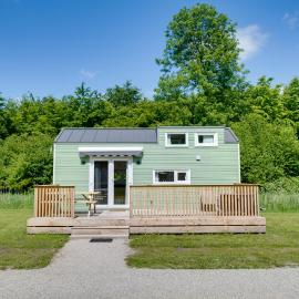 Green Tiny House with shared pool, отель в городе Зеволде