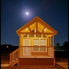 073 Tiny Home nr Grand Canyon South Rim Sleeps 8, hotel din Valle