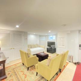 Renovated English Basement 2bdrm Home near METRO, hotel v mestu Washington