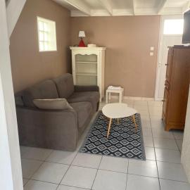 Studio mezzanine au calme, hotel in Royan